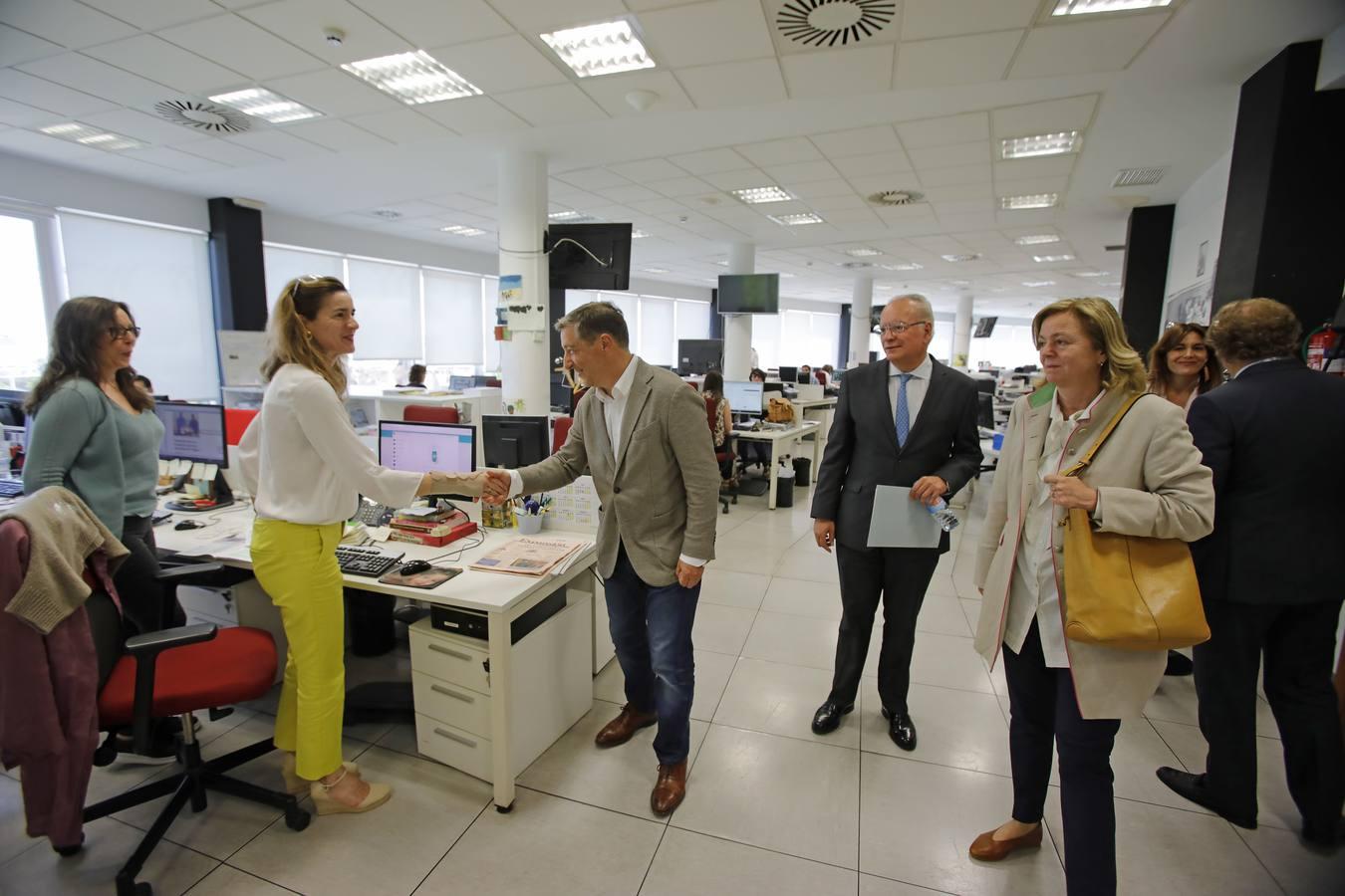 Joan Roca saludando a los redactores de ABC de Sevilla