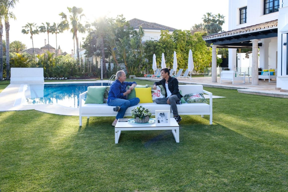 Mi casa es la tuya. El programa se emite los viernes, pero no siempre se celebra en la casa de Bertín, en ocasiones es el aristócrata quien se desplaza a visitar las viviendas de sus entrevistados. La curiosidad de los espectadores se dispara al contemplar los lujos que disfrutan los famosos