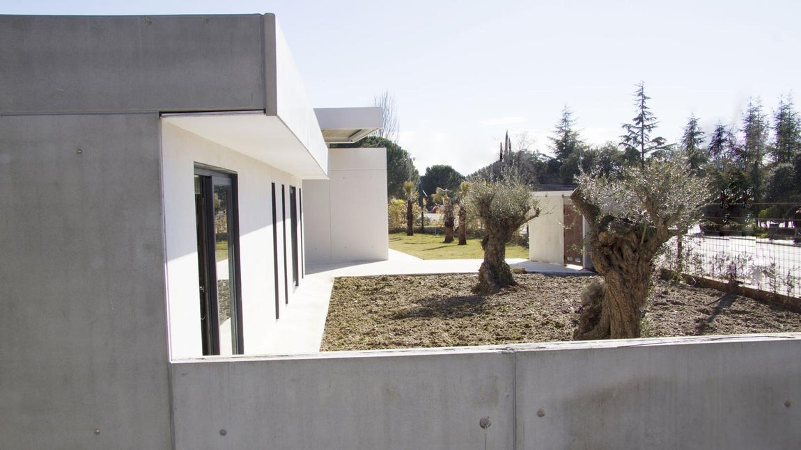 "Eco friendy". El grosor de su estructura aísla la casa tanto acustica como térmicamente. Está acabada con materiales de calidad. Emite muy bajos niveles de contaminación y está acabada en materiales sostenibles con el medio ambiente