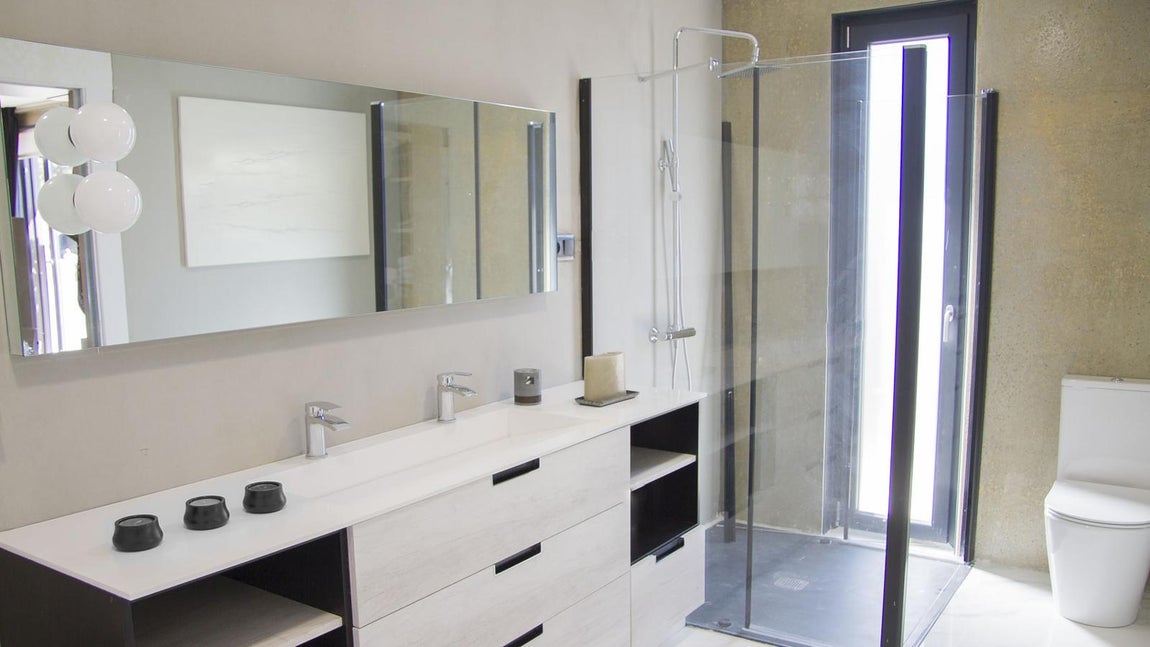 Casa modular. Este tipo de construcción se construye muy rápidamente, las estructuras modulares tardan solo 6 meses en alzarse. Esta casa, concretamente, tiene muros de hormigón que la aislan muros 25 centímetros