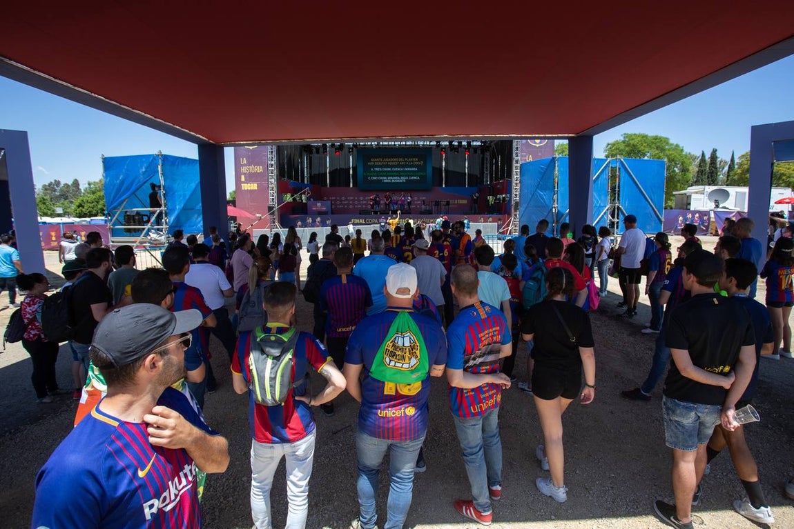 Las aficiones disfrutan de la previa de la Copa del Rey