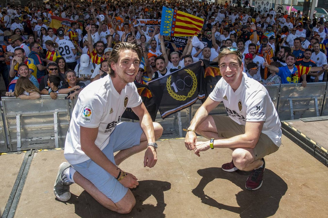 Las aficiones disfrutan de la previa de la Copa del Rey
