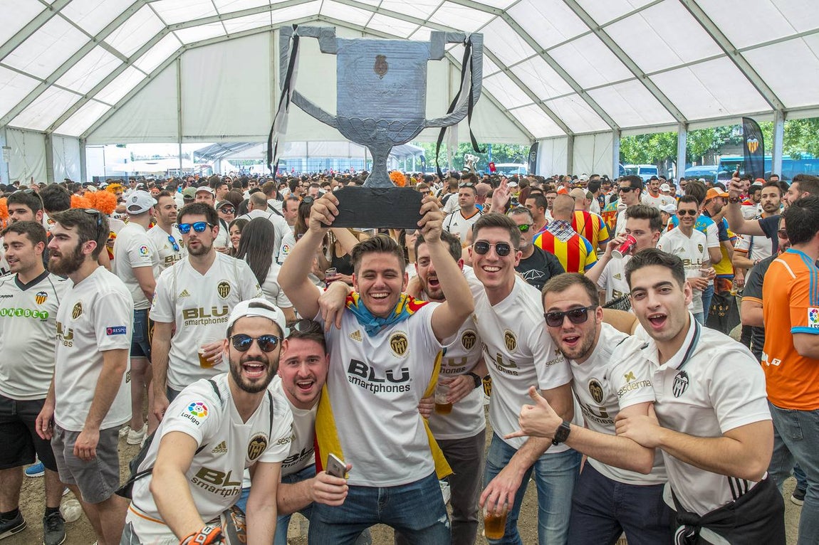 Las aficiones disfrutan de la previa de la Copa del Rey