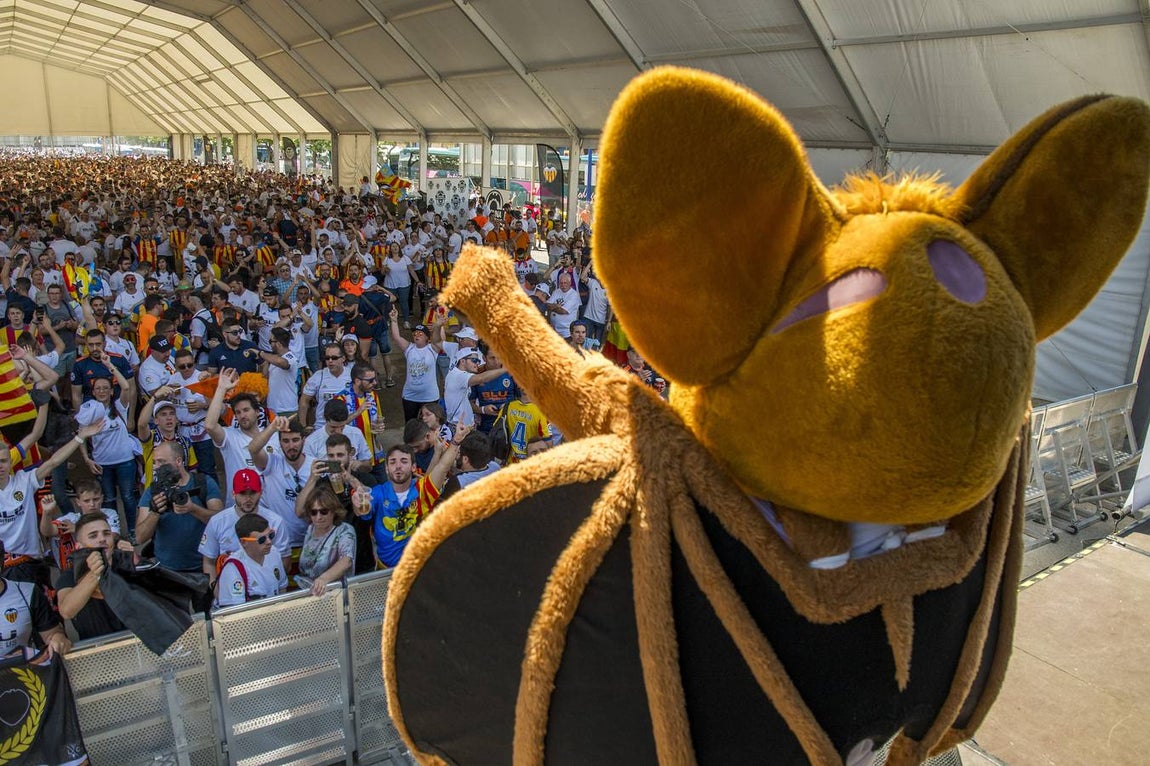 Las aficiones disfrutan de la previa de la Copa del Rey