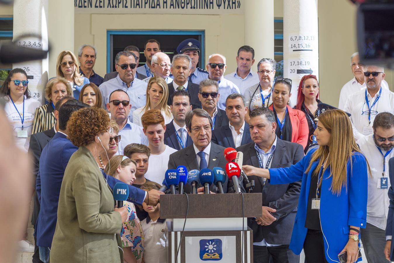 El presidente de Chipre, Nicos Anastasiades, atiende a los medios tras ejercer su derecho al voto. 