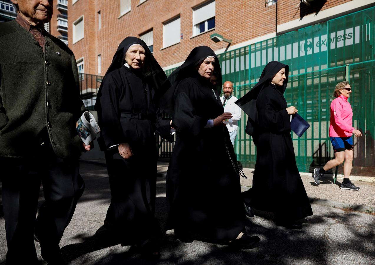 Un grupo de monjas acude a un centro de votación en el centro de Madrid, durante la jornada electoral para las elecciones municipales, autonómicas y europeas.. 
