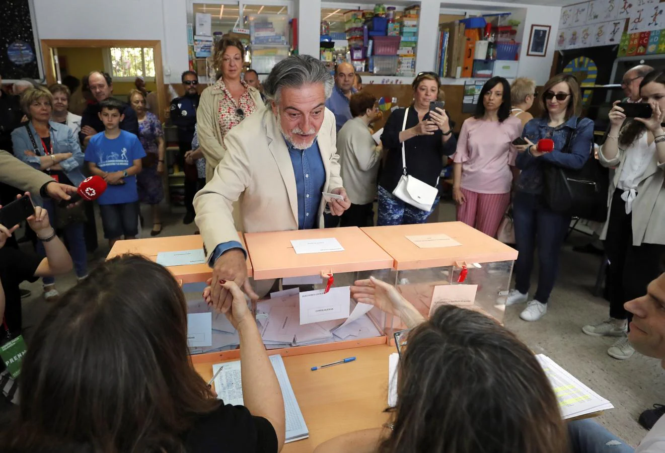 El candidato del PSOE al Ayuntamiento de Madrid, Pepu Hernández, vota en el Colegio Padre Coloma de Madrid. 