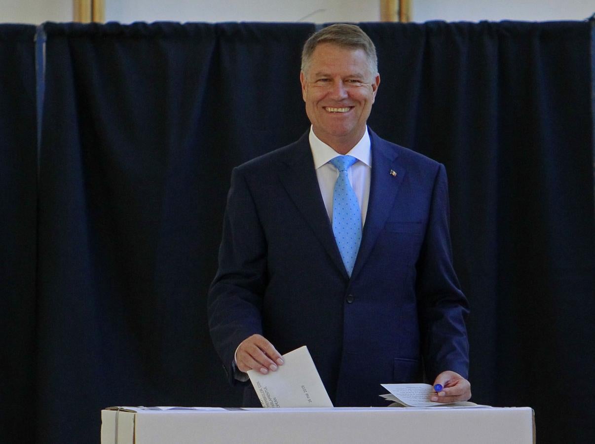 El presidente de Rumanía, Klaus Iohannis, vota en Bucarest. 