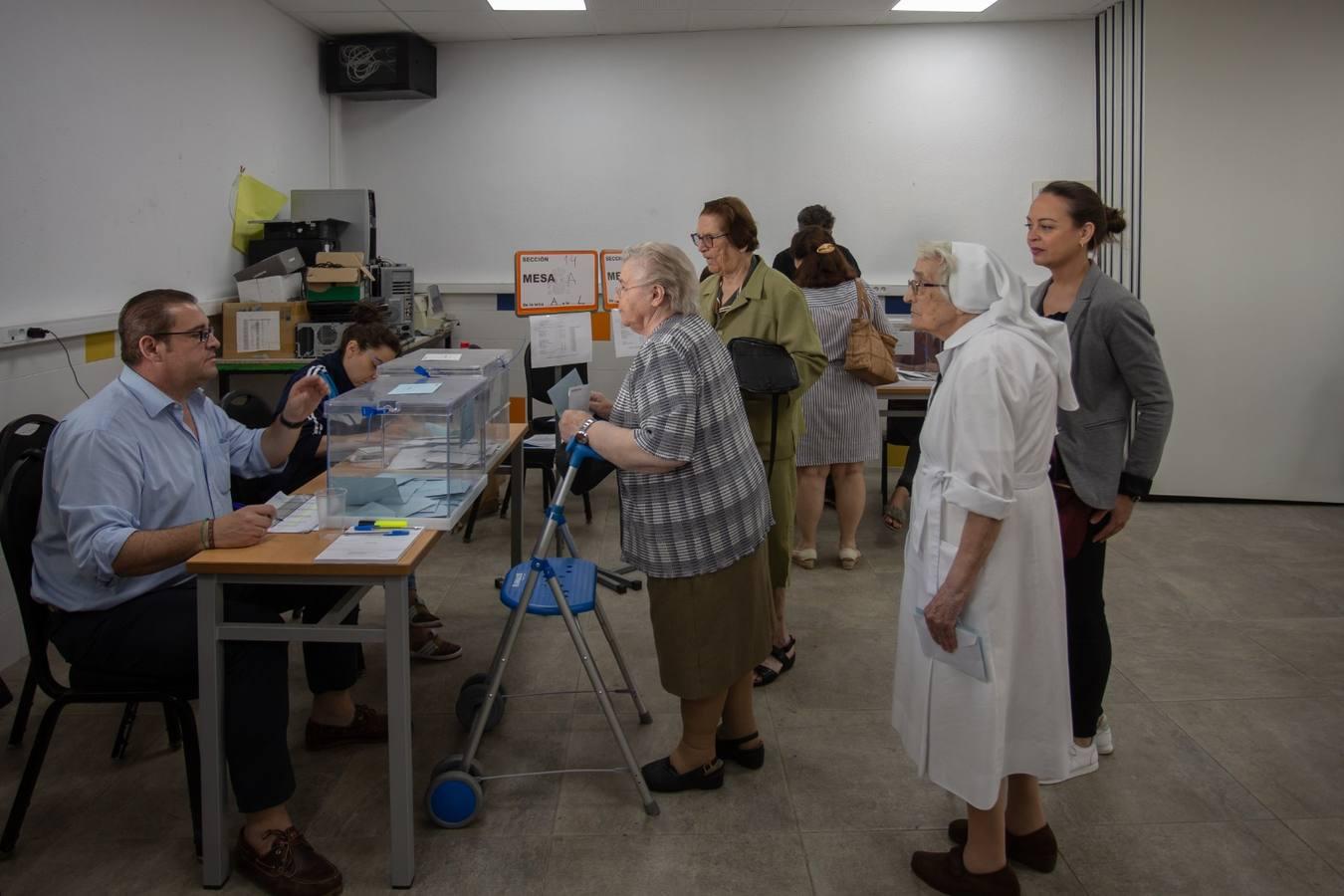 En imágenes, ambiente en los colegios de Sevilla en las elecciones