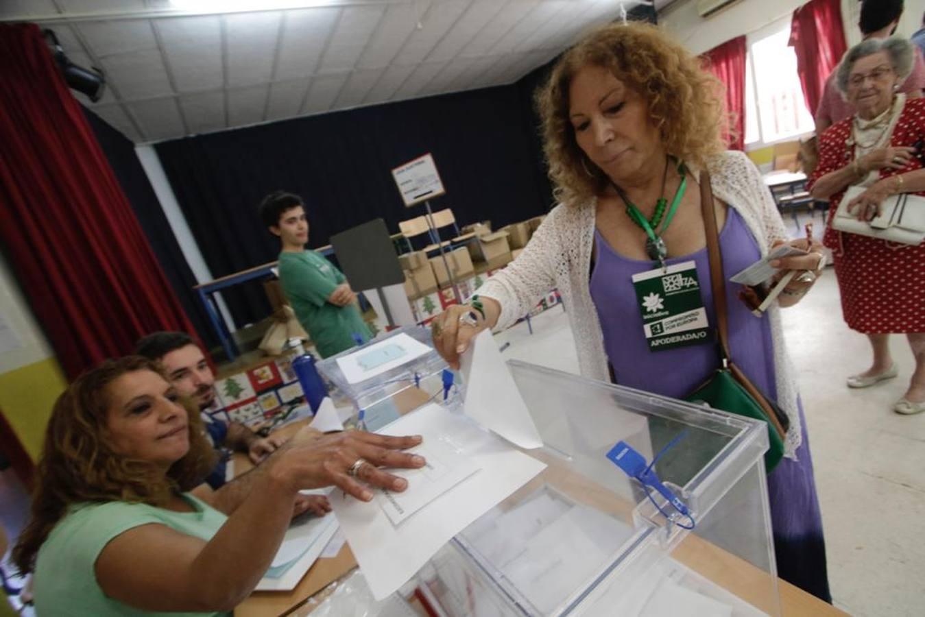 En imágenes, ambiente en los colegios de Sevilla en las elecciones