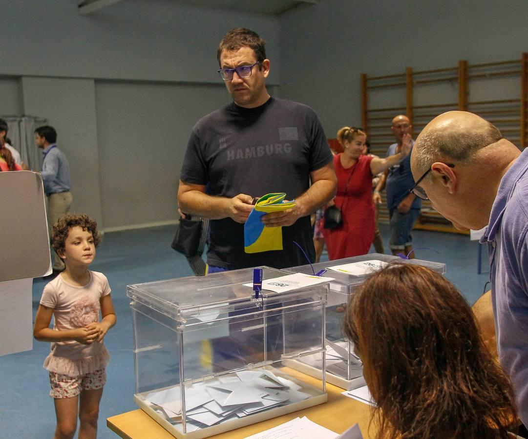 En imágenes, ambiente en los colegios de Sevilla en las elecciones