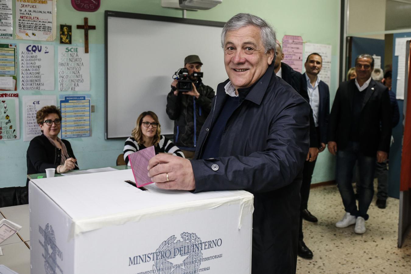 El presidente del Parlamento Europeo, Antonio Tajani, vota en Roma. 