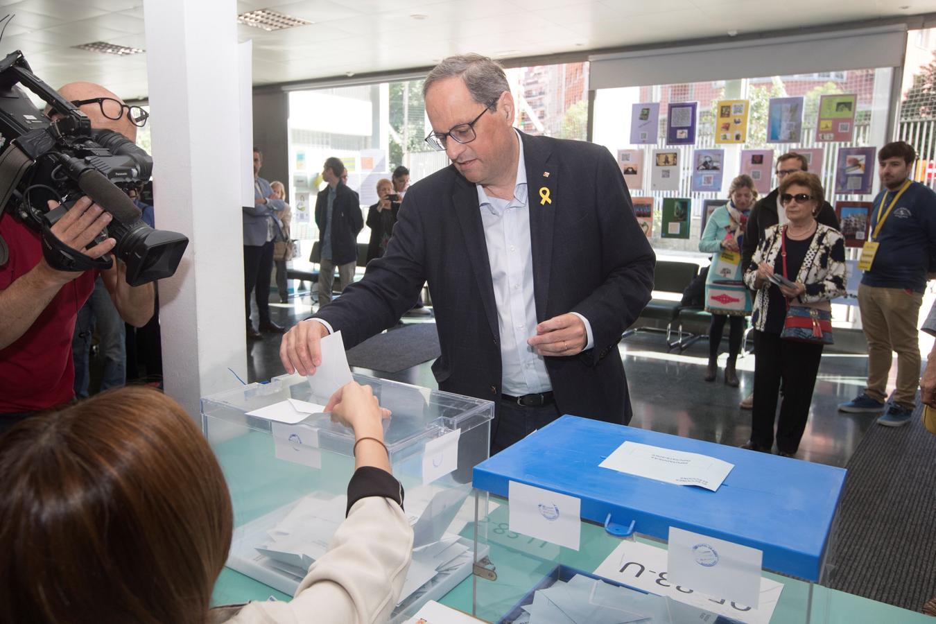 El presidente de la Generalitat, Quim Torra, vota en la Escuela Oficial de Idiomas de Barcelona, en las elecciones municipales y europeas que se celebran este domingo.. 