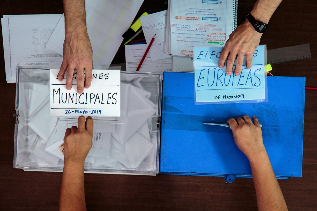 Una persona ejerce su derecho al voto durante las elecciones municipales y europeas en la Comunidad Valenciana. 