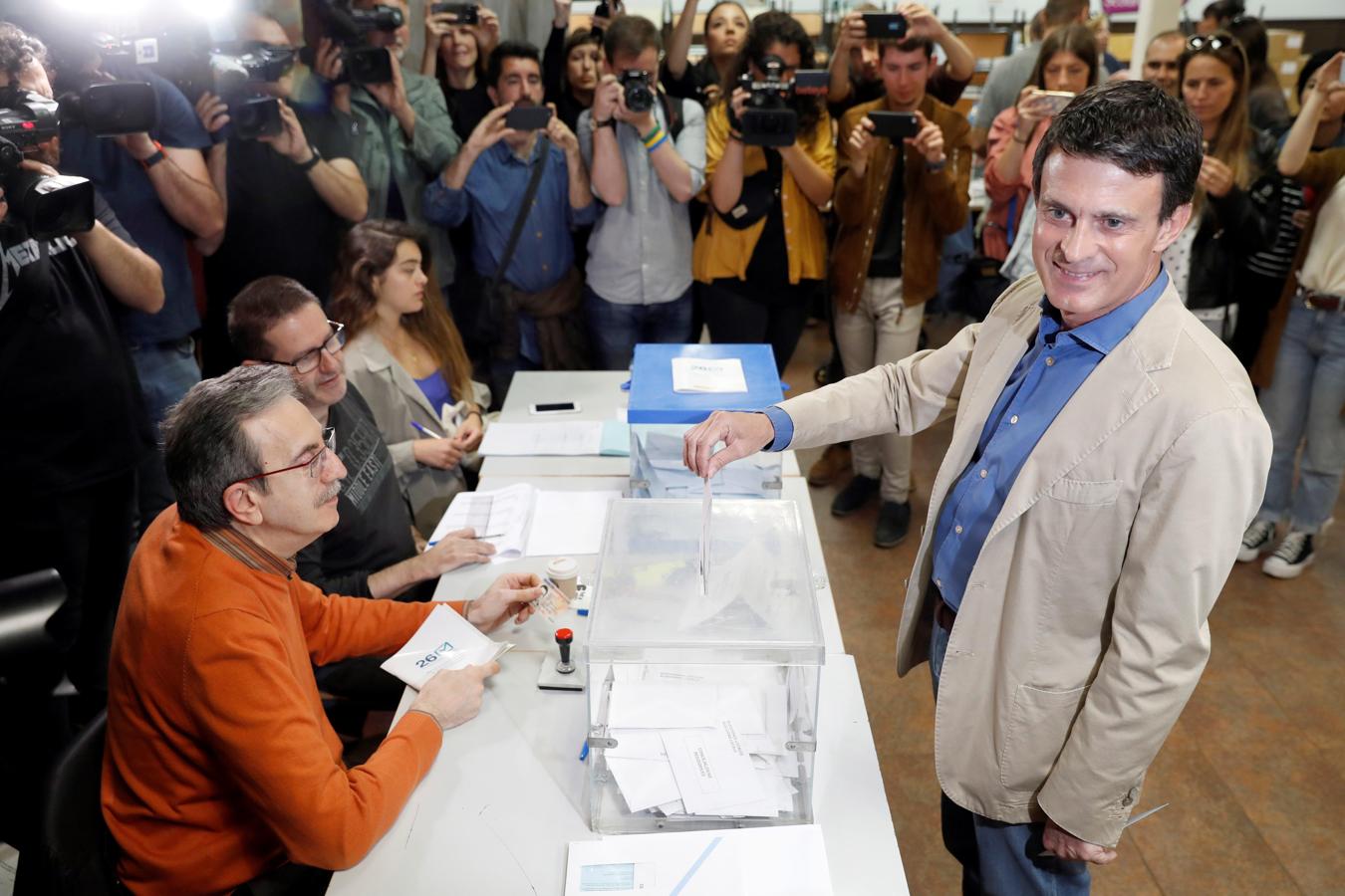 El ex primer ministro francés y candidato a la alcaldía de Barcelona, Manuel Valls, vota en el colegio Santa Miquel de Barcelona.. 
