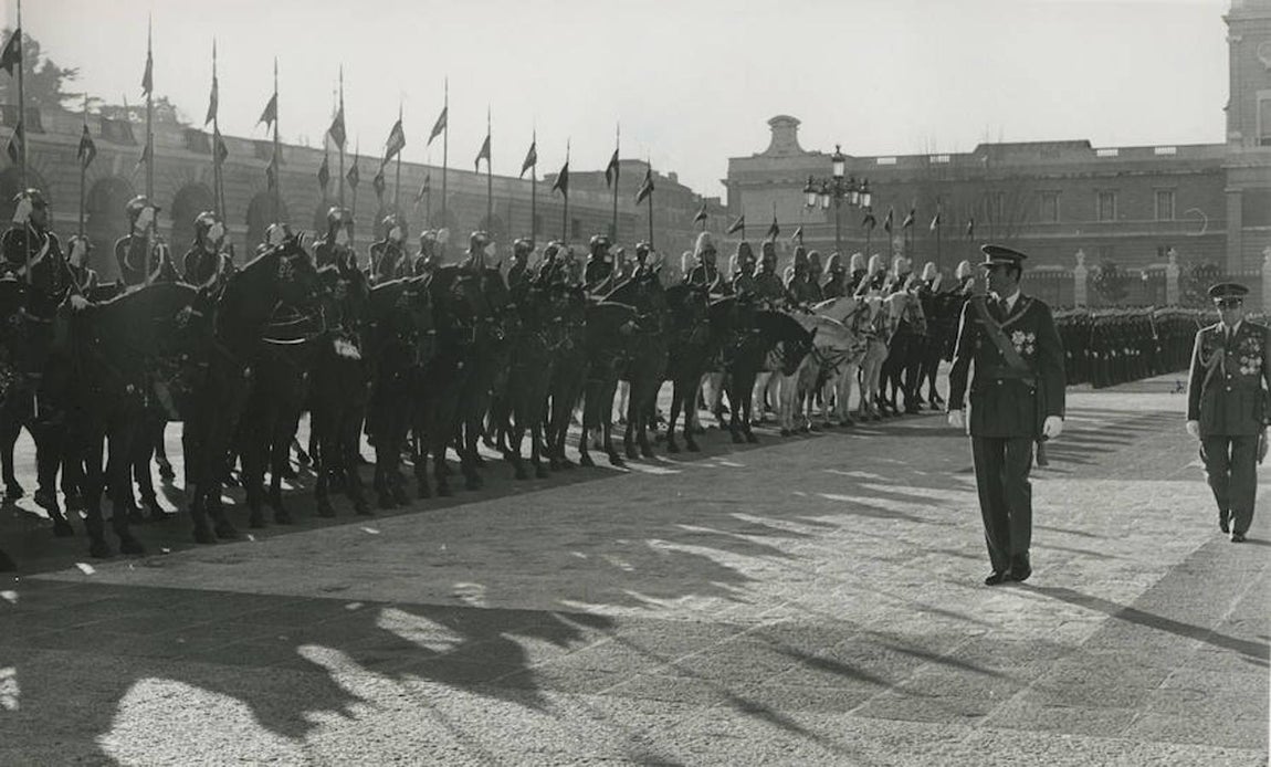 6/1/1977. El Rey Don Juan Carlos pasa revista al Regimiento Real, que rindió honores a los Soberanos en la plaza de la Armería, a su llegada al Palacio Real, para presidir la recepción con motivo de la tradicional Pascua Militar. 