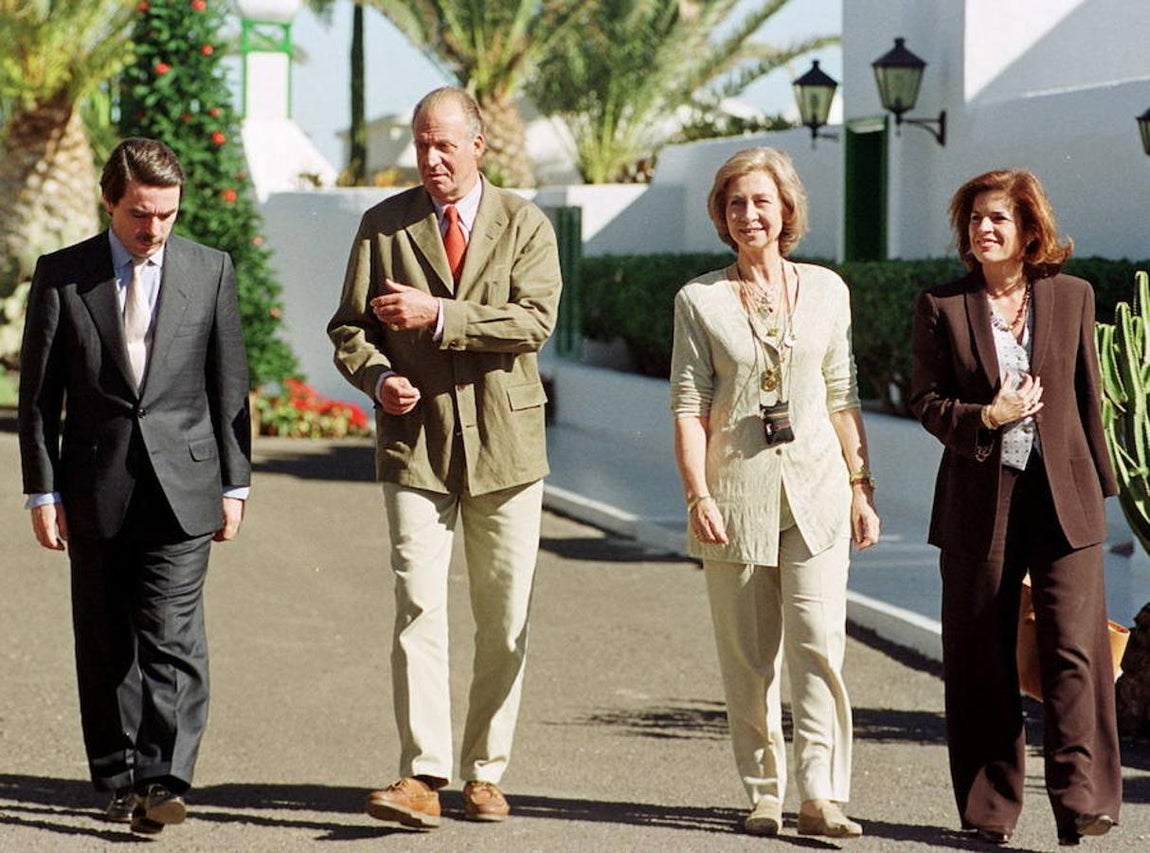 Los Reyes junto a José María Aznar y Ana Botella. 