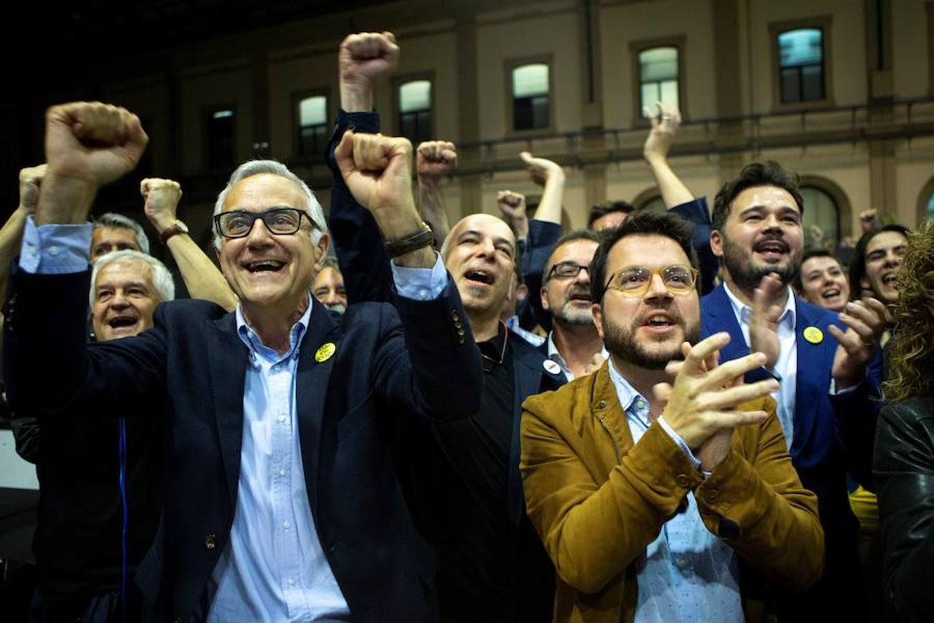 El vicepresidente de la Generalitat, Pere Aragonés (c), el diputado Gabriel Rufián (detrás), y el numero tres a la alcaldía de Barcelona, Miquel Puig (i), celebran, en la sede electoral de ERC, los resultados de las elecciones municipales en los que el candidato republicano Ernest Maragall habría vencido en Barcelona. 