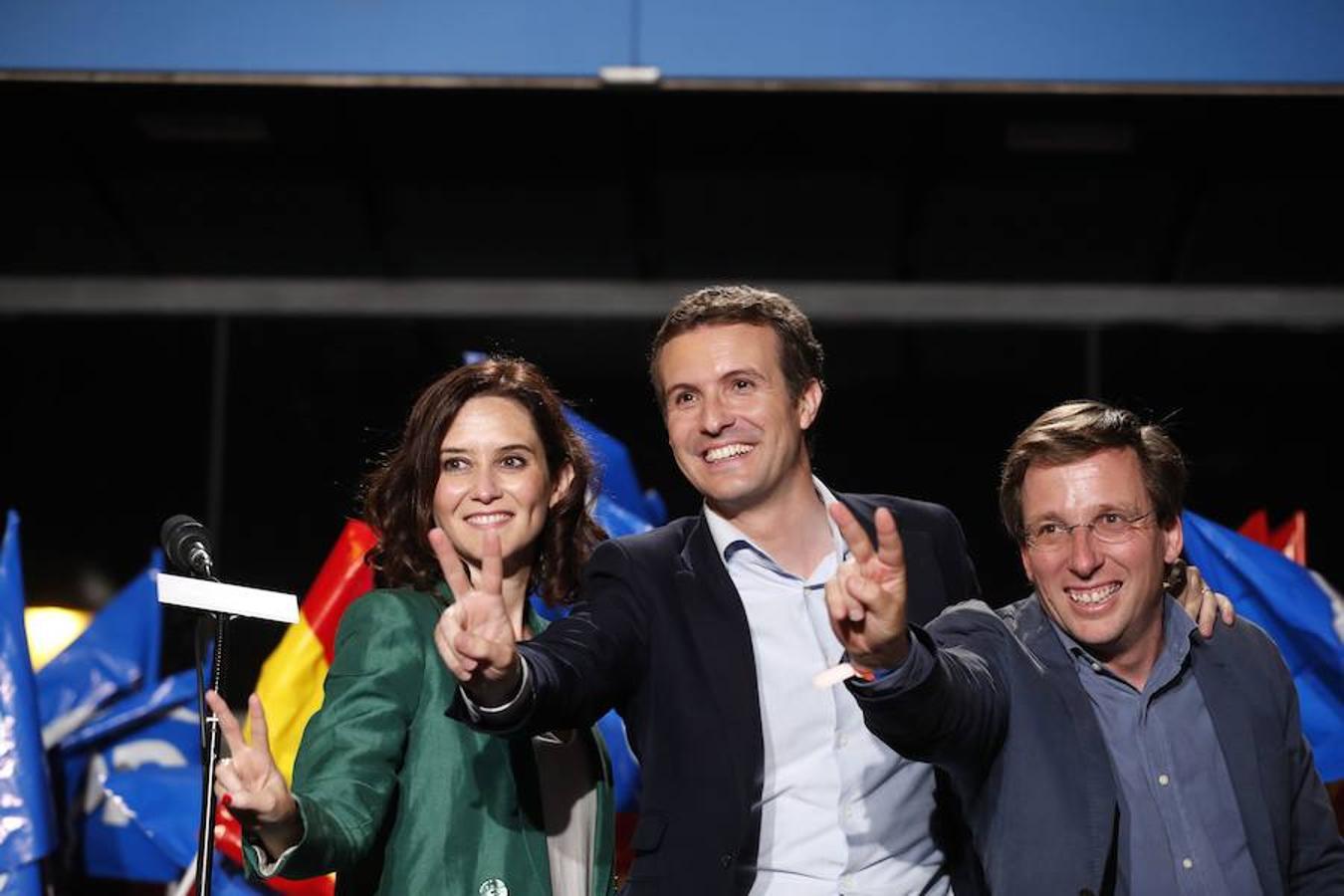 El presidente del Partido Popular Pablo Casado (c) y los candidatos del PP a la Comunidad de Madrid, Isabel Díaz Ayuso, y al Ayuntamiento, José Luis Martínez-Almeida, celebran los resultados electorales en la sede de los populares, en Madrid. 