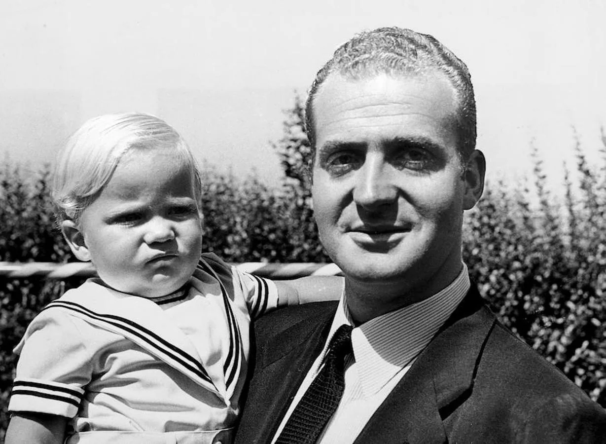 29/07/1969. El Rey Juan Carlos I sostiene en sus brazos al Príncipe Felipe de Borbón, en el Palacio de la Zarzuela.. 