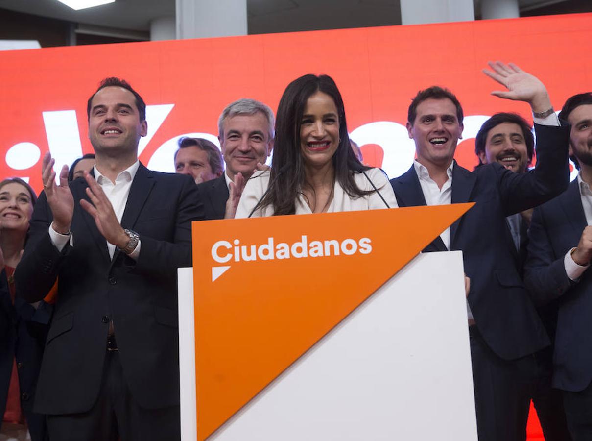 La candidata a la Alcaldía, Begoña Villacís celebrando los resultados de las elecciones municipales, señalando que Ciudadanos es el único partido que crece. 