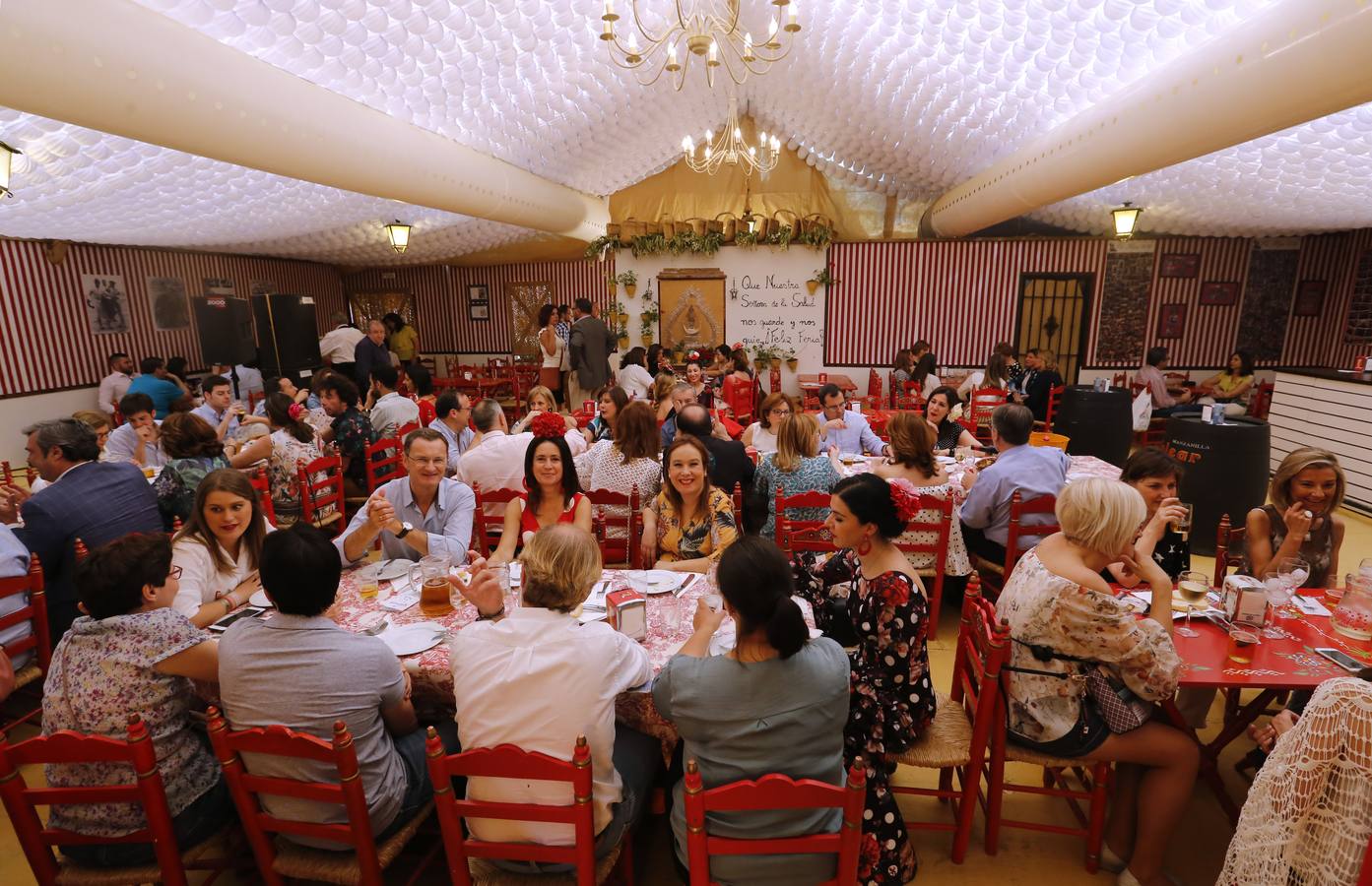 El ambiente de las casetas en el lunes de la Feria de Córdoba, en imágenes