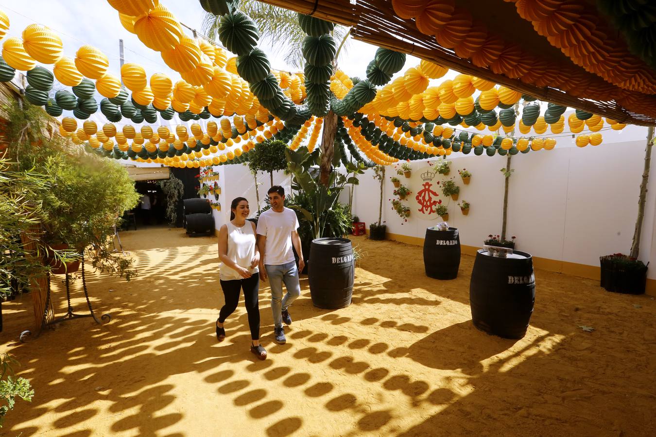 El ambiente de las casetas en el lunes de la Feria de Córdoba, en imágenes