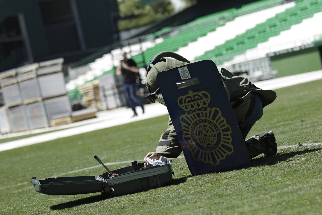 Exhibición de la Policía Nacional en el Benito Villamarín