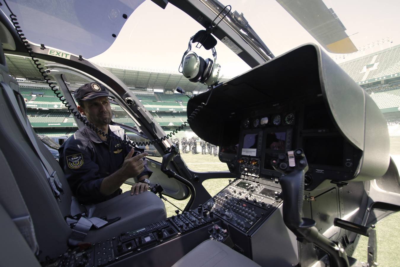 Exhibición de la Policía Nacional en el Benito Villamarín