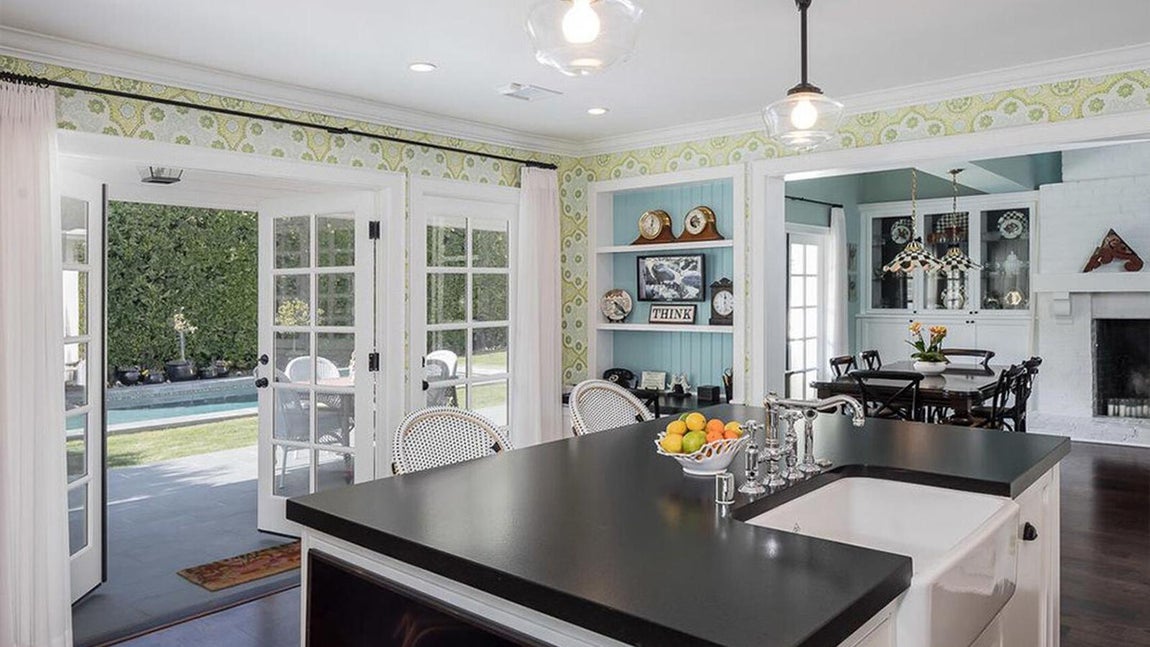 Cocina. Las celebraciones, comidas y cenas con familiares y amigos seguramente se lleven a cabo en el acogedor comedor que se encuentra próximo a la cocina, donde una amplia gama de electrodomésticos de diseño de primera calidad harán las delicias de los comensales. Además, hay una enorme despensa para guardar todo lo indispensable a la hora de cocinar.