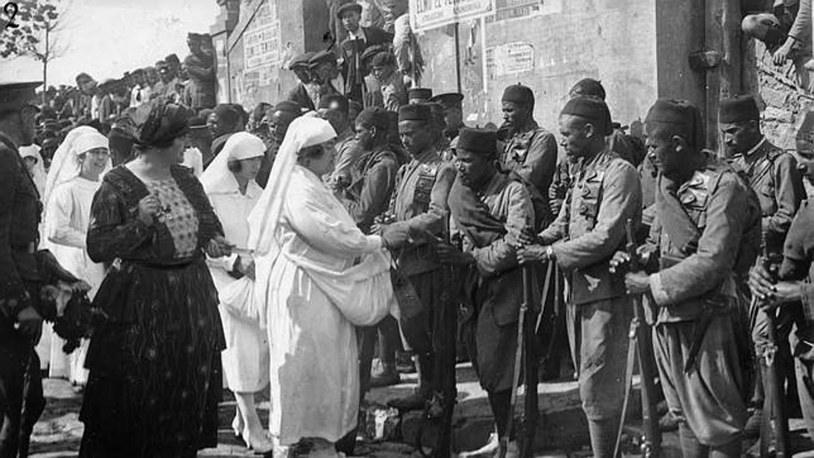 Damas enfermeras recibiendo a tropas regulares en la guerra del Rif. 