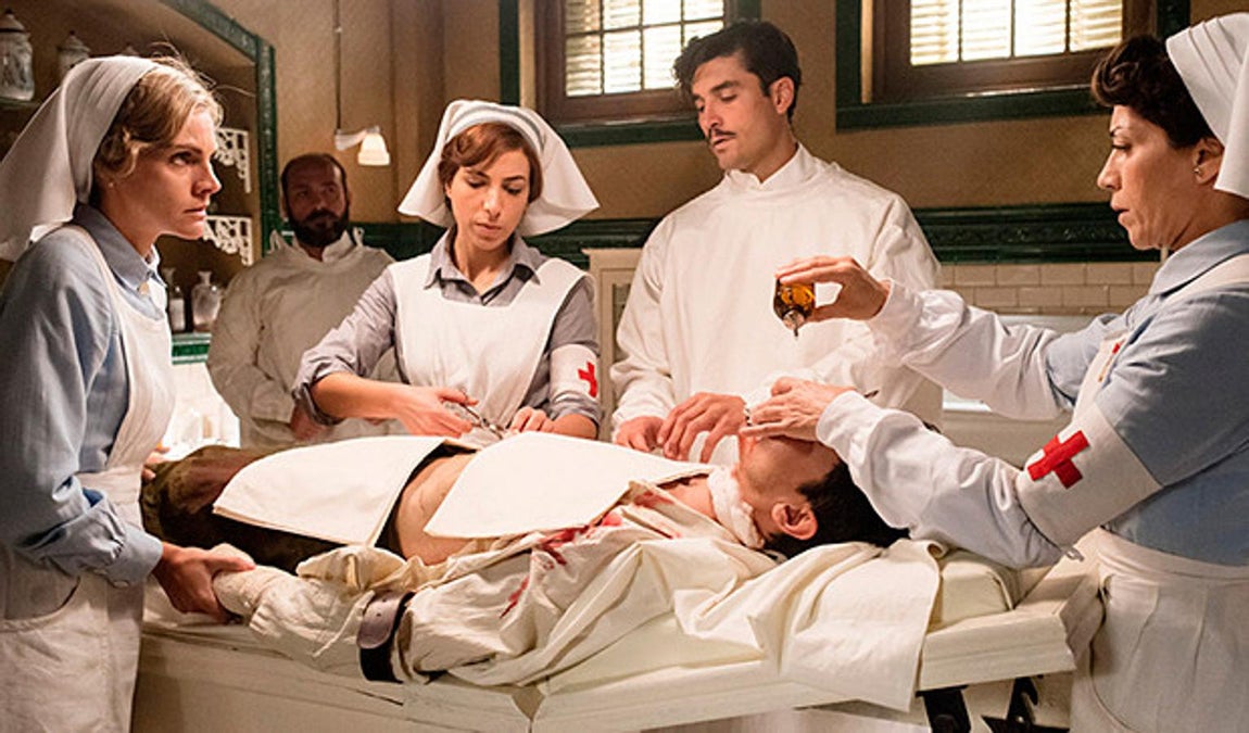 «Tiempos de guerra», serie de televisión estrenada en 2017, recrea la labor de las enfermeras de la Cruz Roja en tierras marroquíes (Foto, Antena 3). 