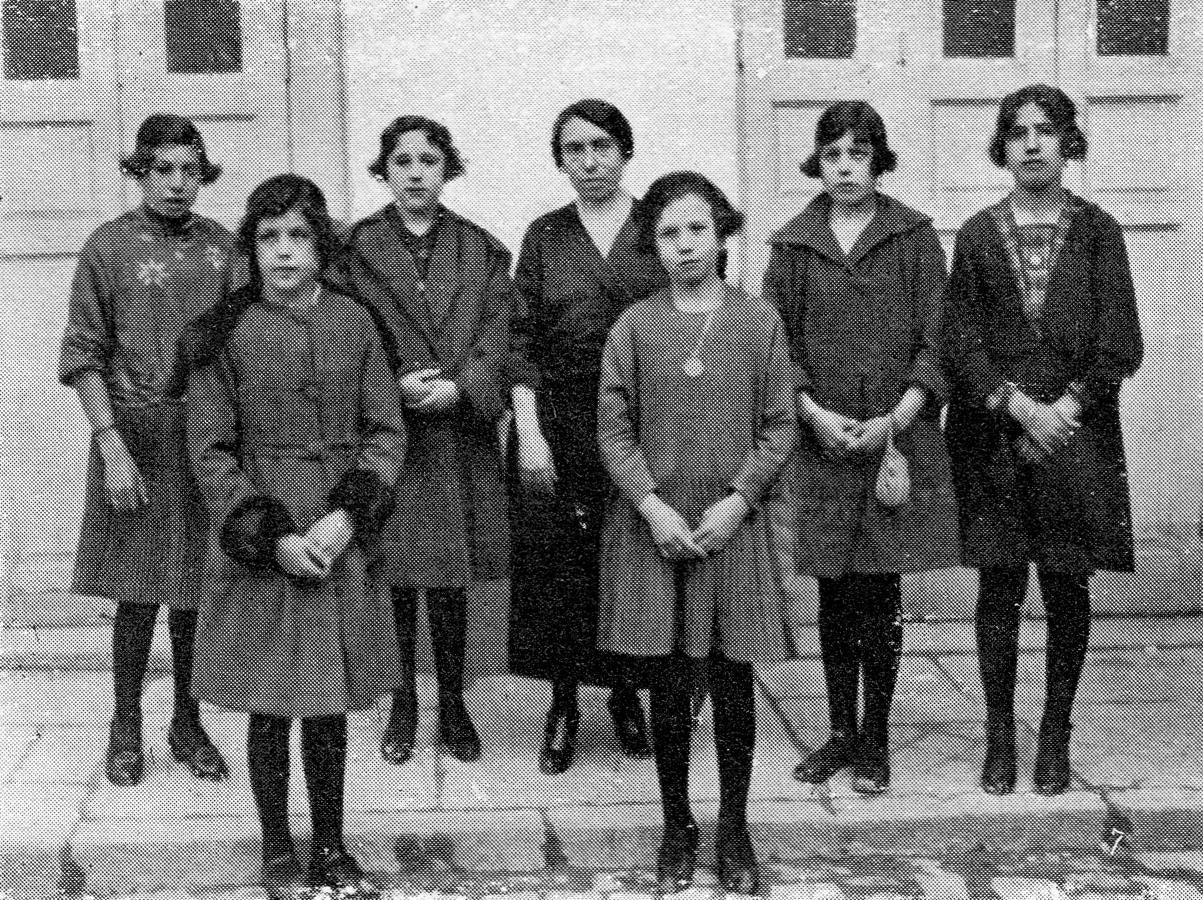 Eudosia Villalvilla junto a las alumnas que intervinieron en la representación de «Las damas de la Cruz Roja» (Foto, «Blanco y Negro»). 