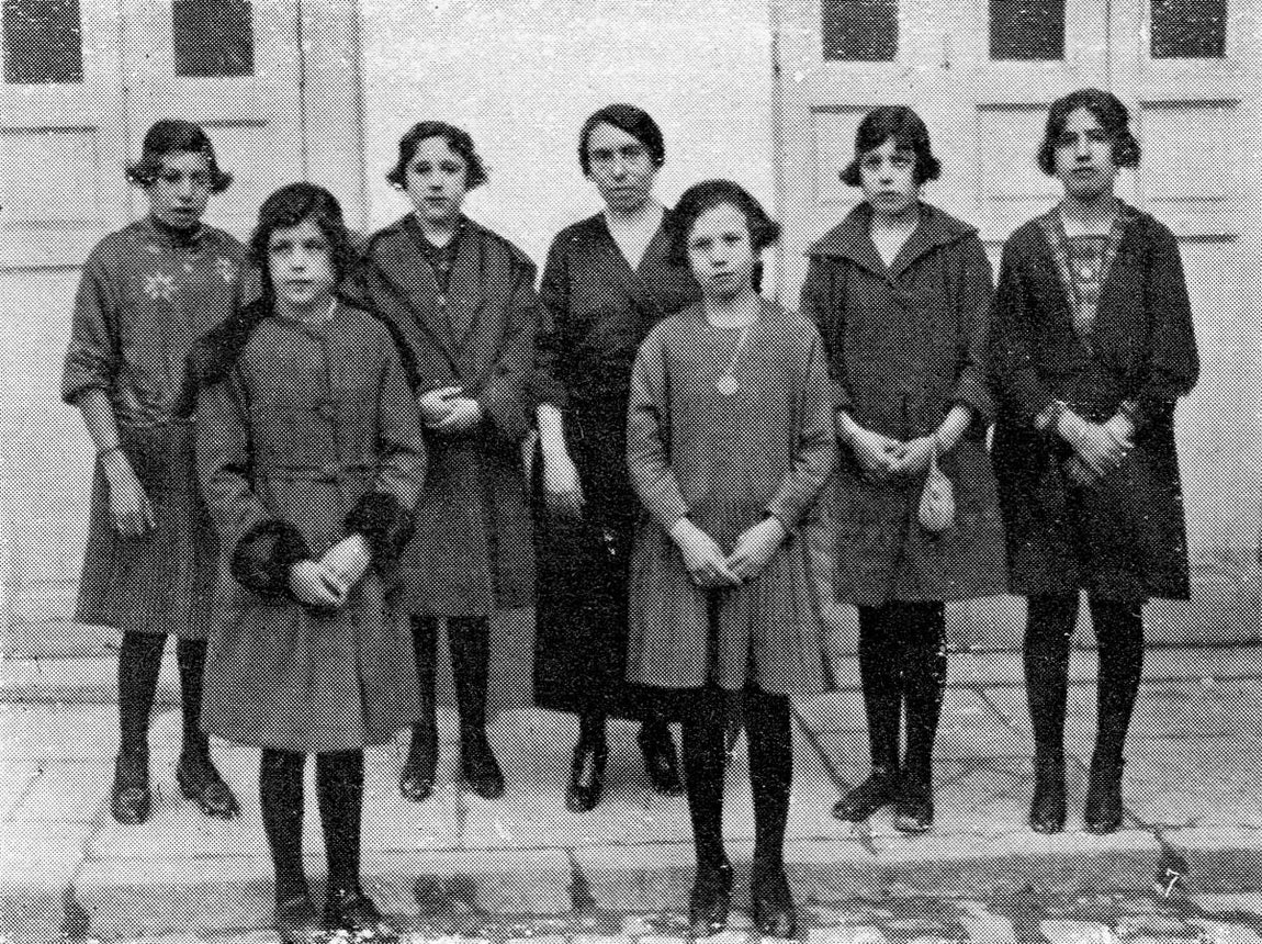 Eudosia Villalvilla junto a las alumnas que intervinieron en la representación de «Las damas de la Cruz Roja» (Foto, «Blanco y Negro»). 