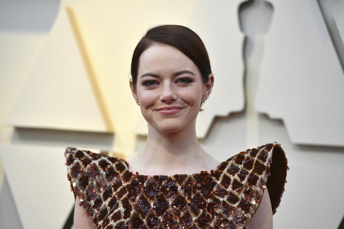 Emma Stone. Podría decirse que Beverly Hills, el famoso barrio de Los Ángeles, es el lugar favorito de los famosos para vivir, pero también para después vender sus casas e irse a otras exclusivas urbanizaciones de la zona. Incontables celebridades han adquirido casas aquí y más tarde las han puesto en venta, y ahora le ha llegado el turno a Emma Stone, la actriz ganadora del Oscar por su papel en la película ‘La La Land’.