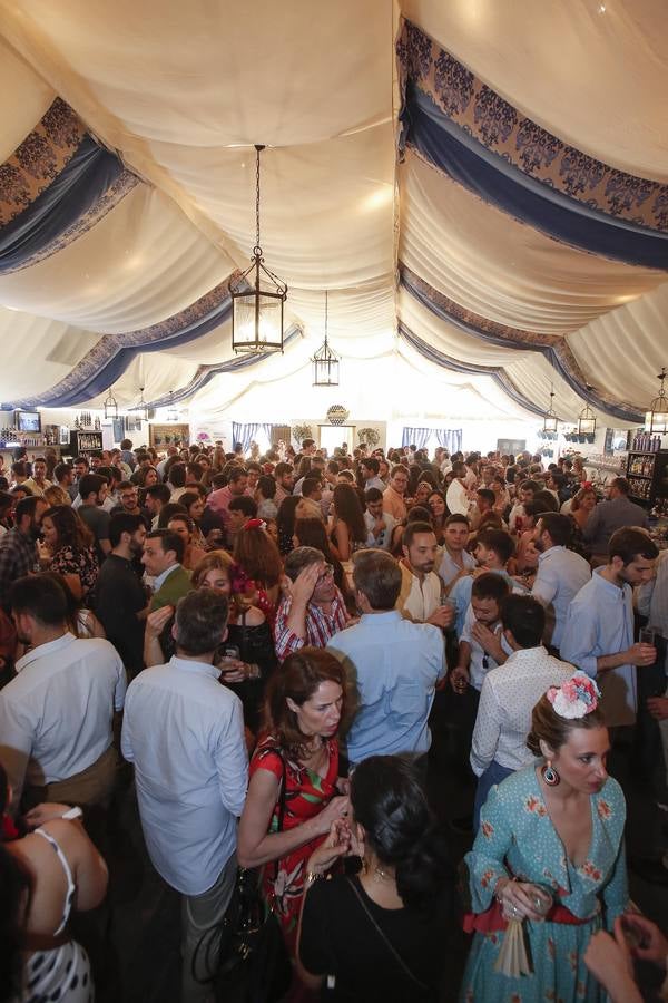 En imágenes, el ambiente en las casetas en el martes de la Feria de Córdoba 2019