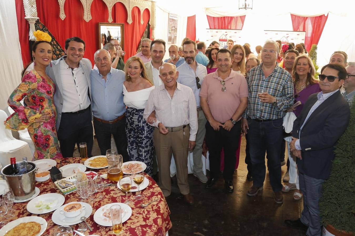 En imágenes, el ambiente en las casetas en el martes de la Feria de Córdoba 2019