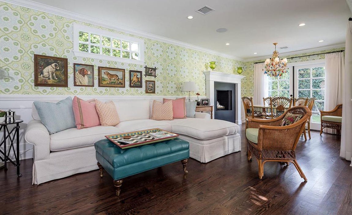 Sala de estar. Resulta curioso, pero esta casa, ubicada en una de las zonas más exclusivas de Los Ángeles, se construyó en 1953 y también perteneció al actor británico Dudley Moore, fallecido en 2002.