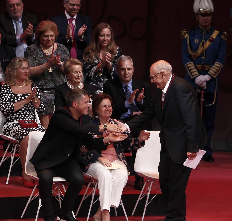 Entrega de las medallas de la ciudad de Sevilla