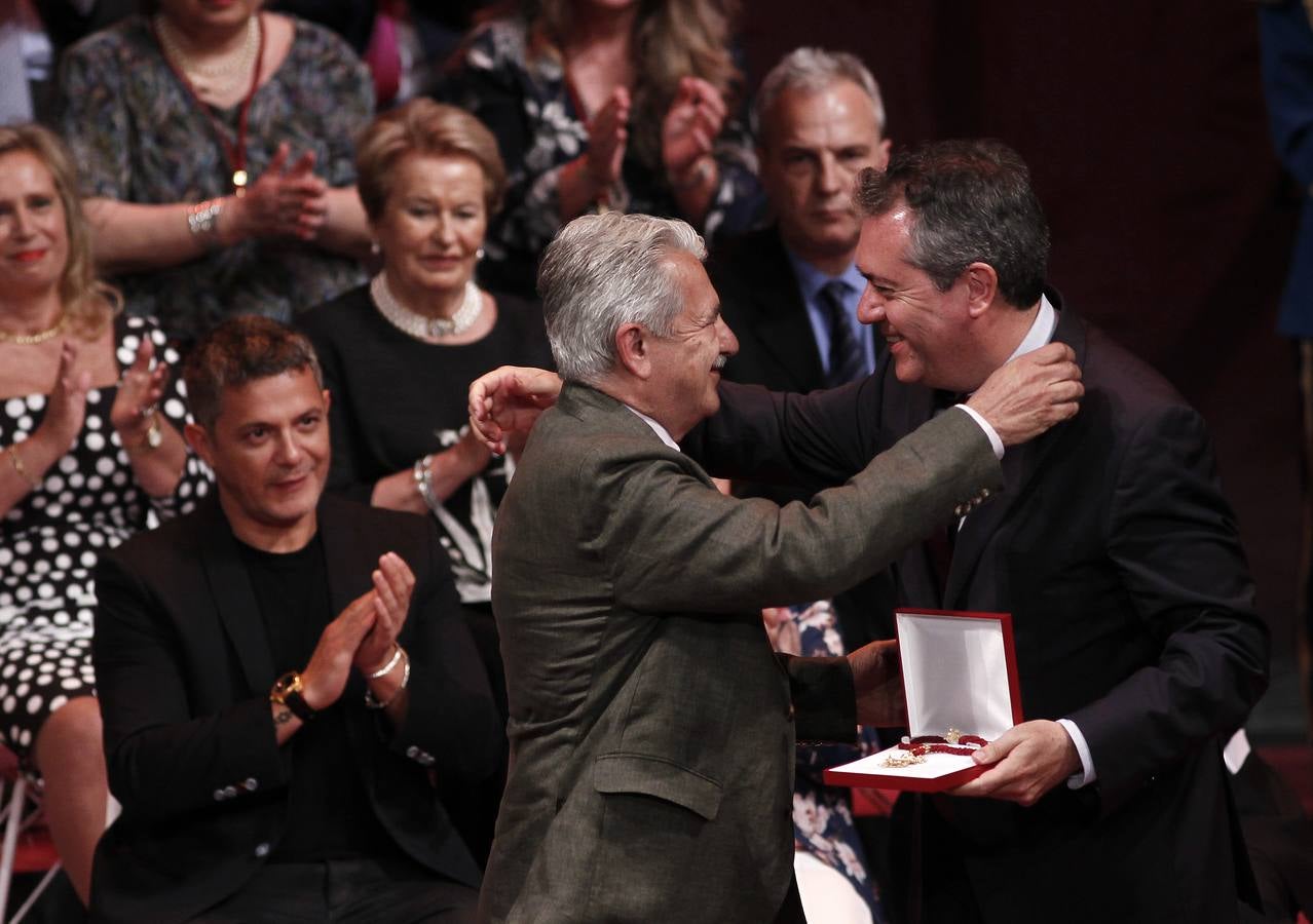 Entrega de las medallas de la ciudad de Sevilla