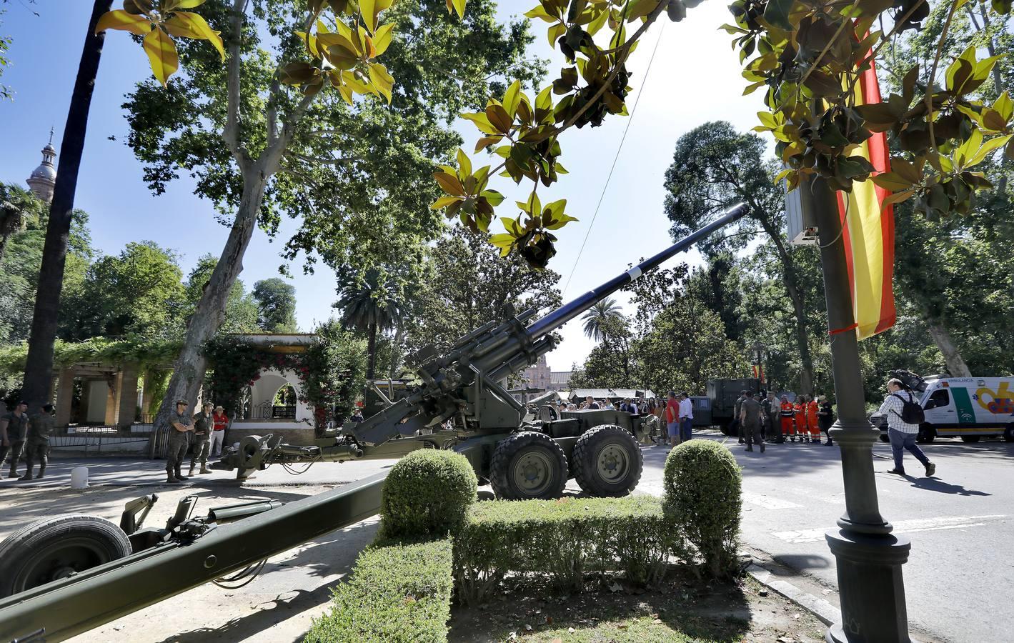 Exposición militar en el Parque de María Luisa