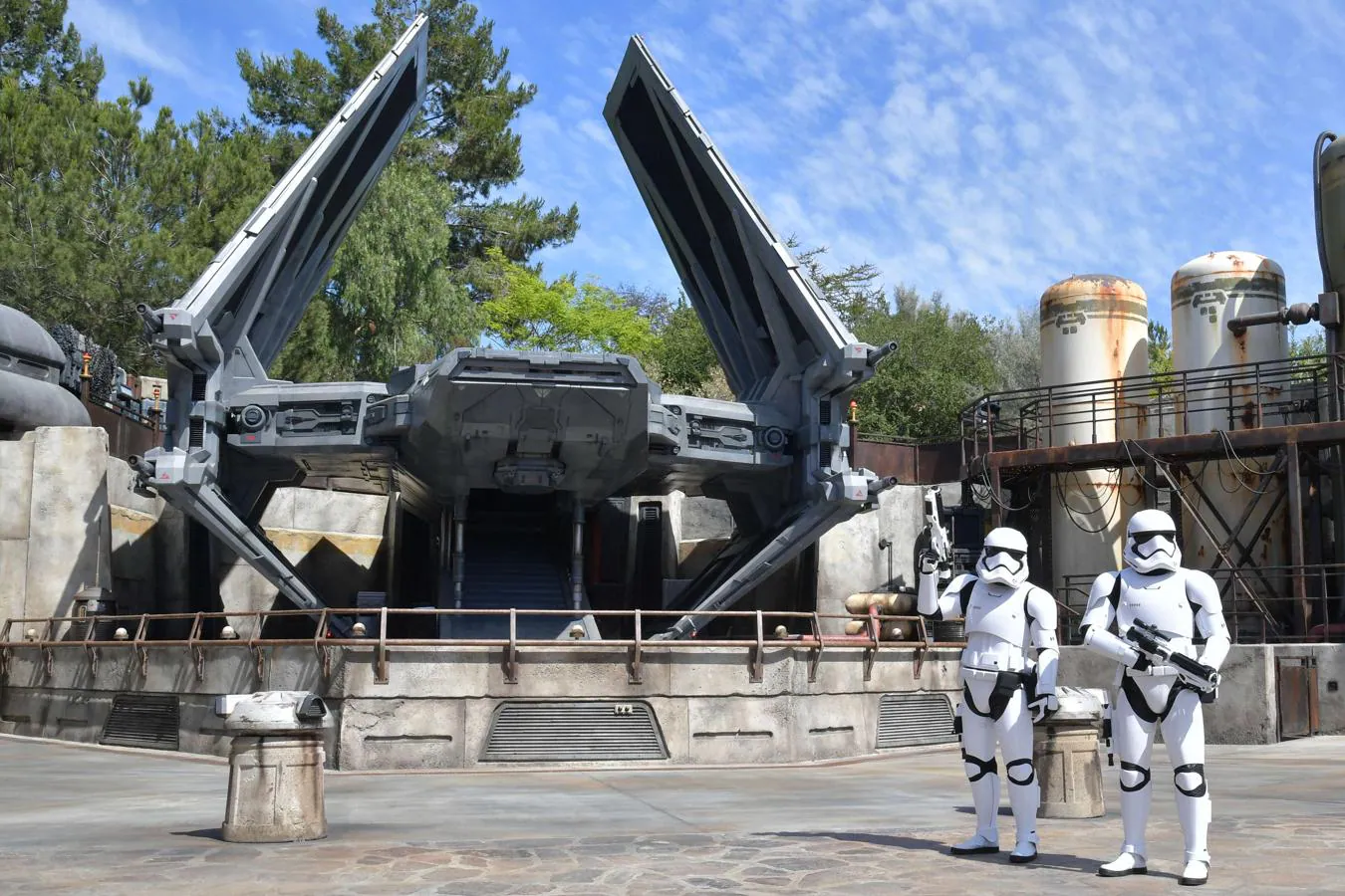 El Star Wars: Galaxy's Edge de California ya está aquí. Cuando los visitantes ingresen a la sección de 5,6 hectáreas llamada Star Wars: Galaxy’s Edge (Star Wars: el Borde de la Galaxia) a partir del viernes, «queremos que sientan una gran emoción», dijo Margaret Kerrison, editora de historias de Walt Disney Imagineering