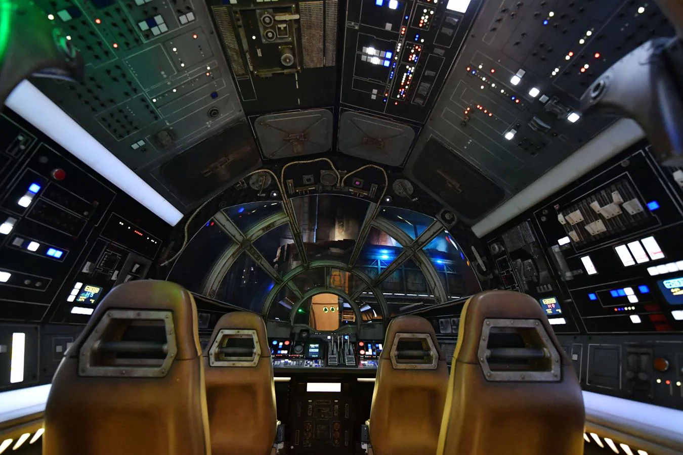 Así es el interior del Halcón Milenario. «Galaxy's Edge» es el área temática más grande jamás creada en un parque de Disney -cerca de 57.000 metros cuadrados- y cuenta con dos atracciones principales: «Millennium Falcon: Smugglers Run» y «Star Wars: Rise of the Resistance».