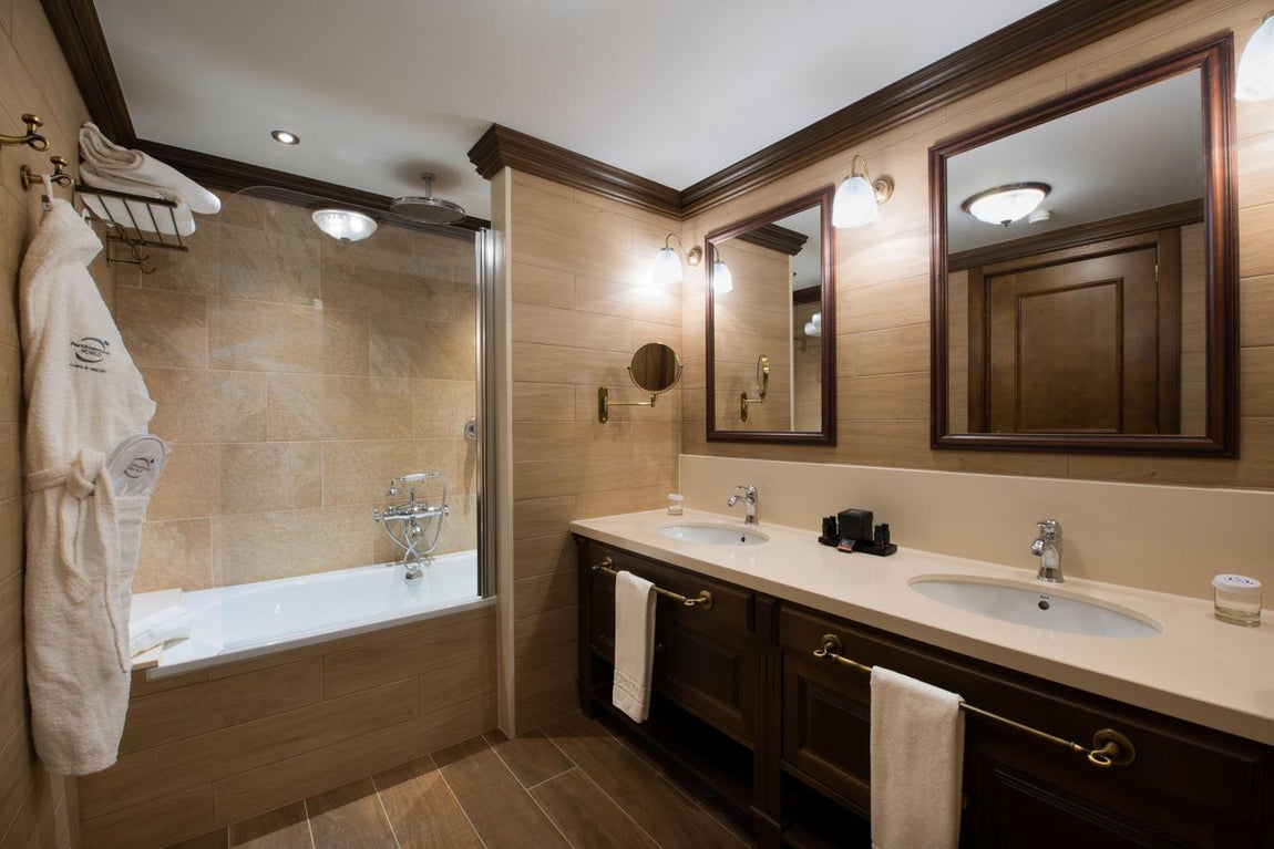 PortAventura estrena el hotel Colorado Creek. El nuevo hotel, de cuatro estrellas premium, está inspirado en la época de la fiebre del oro del lejano Oeste