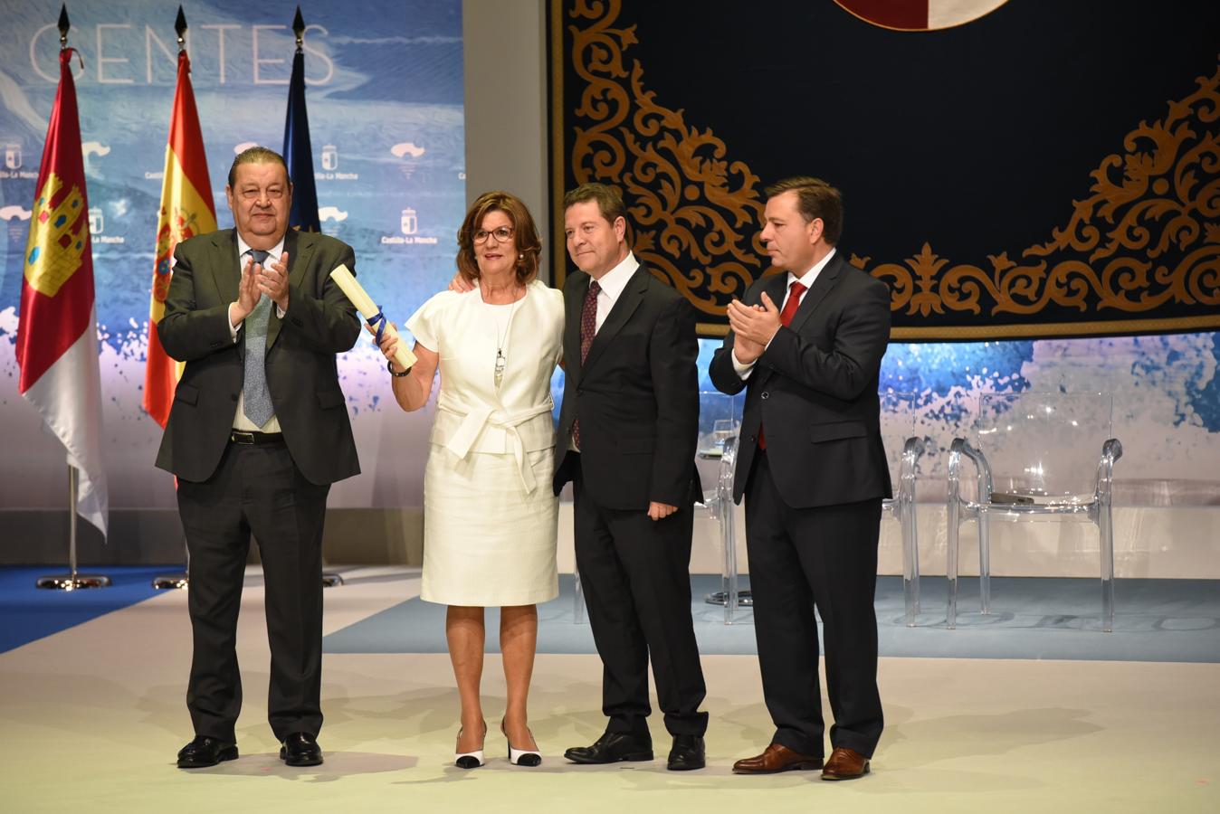 Page, con la presidenta de la Cámara de Comercio, María de los Ángeles Martínez, que fue galardonado. 