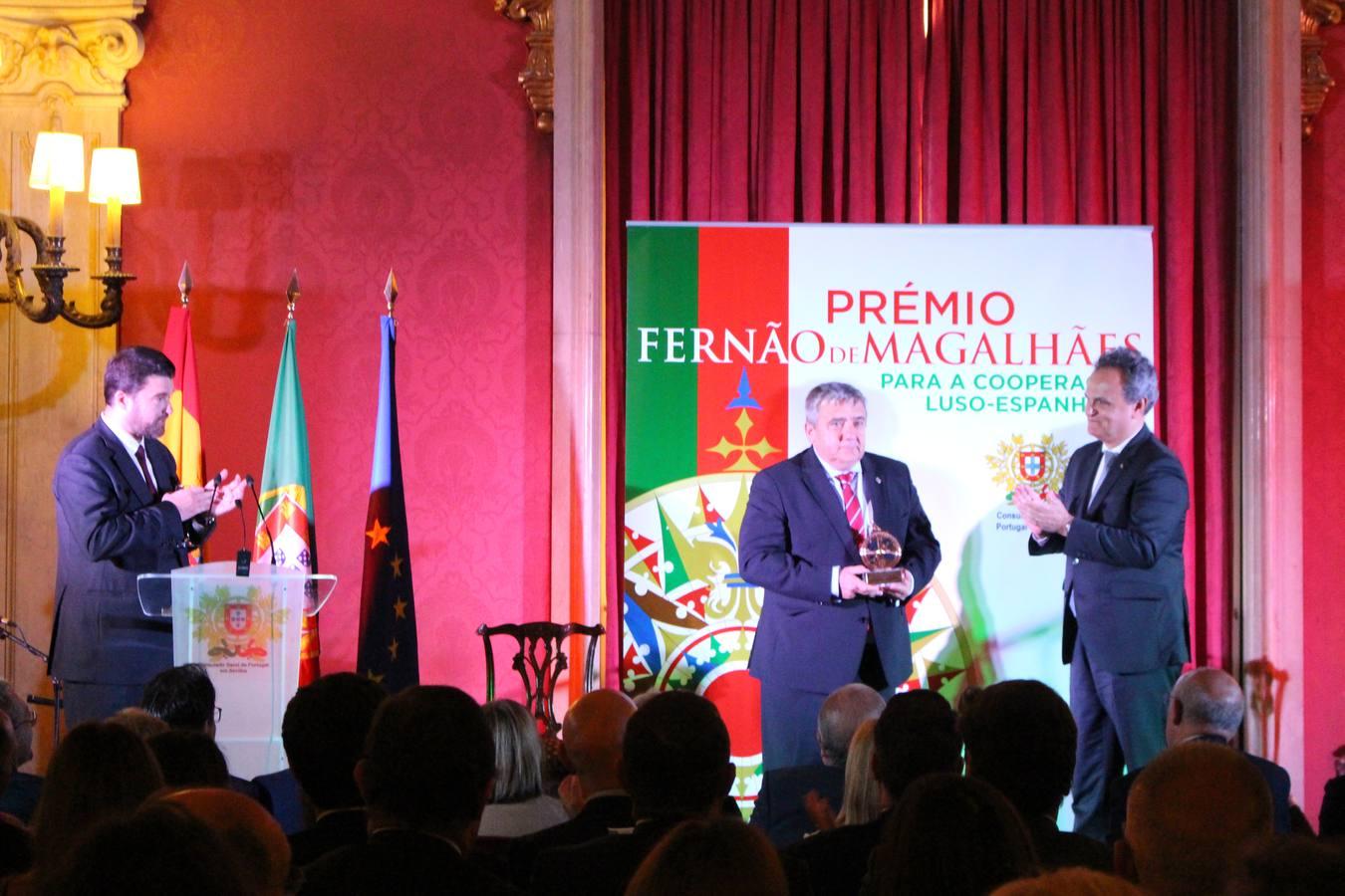 Antonio Hidalgo, rector de la Universidad de Extremadura, recibiendo el premio