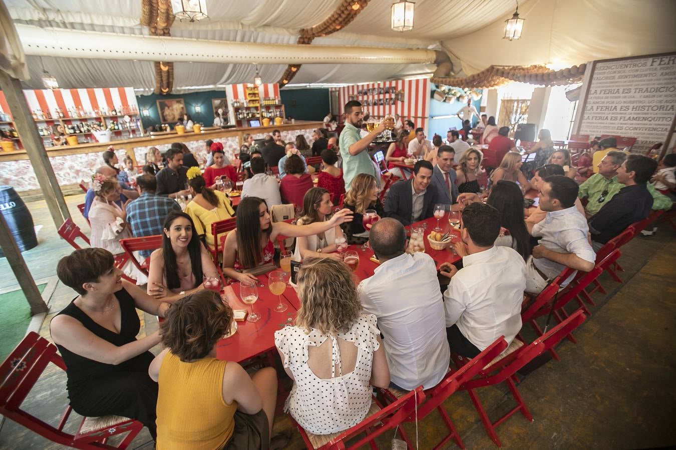 El ambiente del viernes en las casetas de la Feria de Córdoba, en imágenes