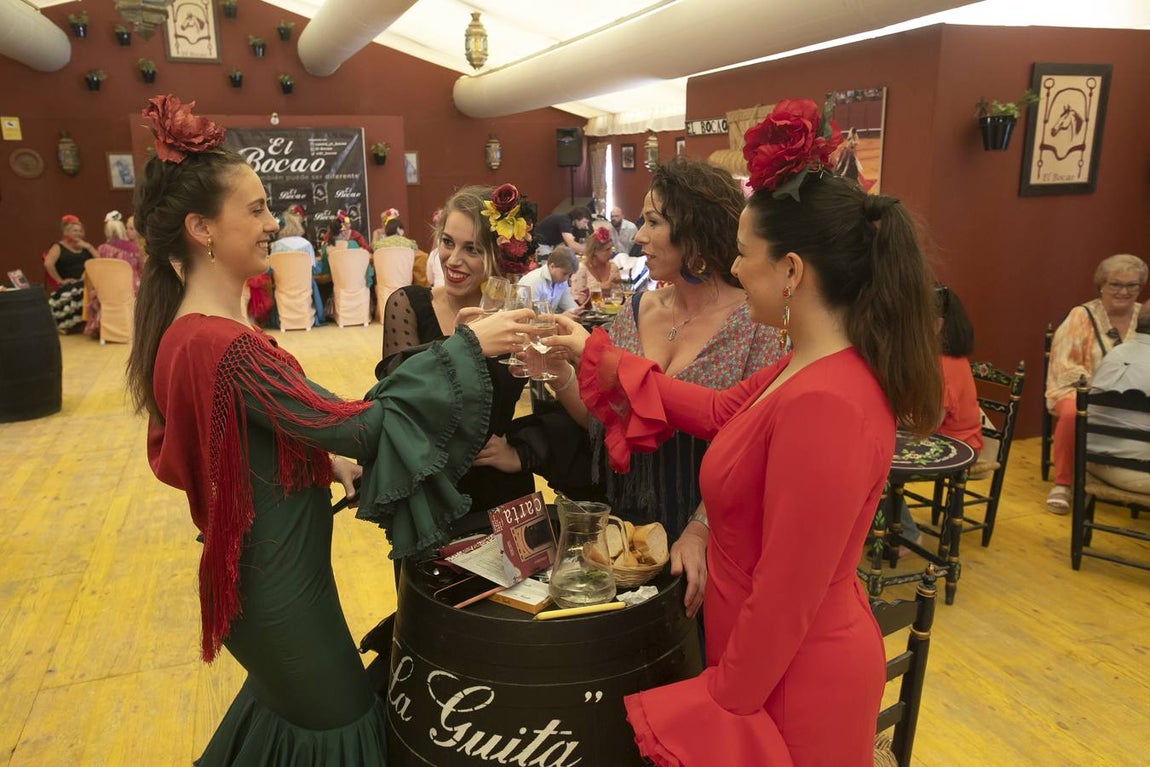El ambiente del viernes en las casetas de la Feria de Córdoba, en imágenes