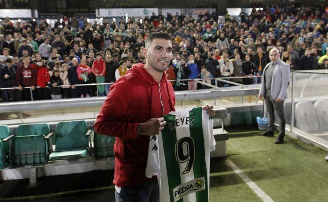 José Antonio Reyes muestra su nueva camiseta. 