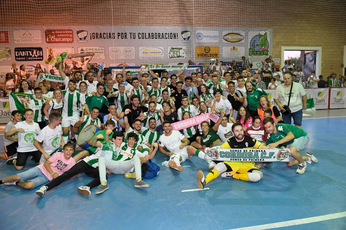 Así fue hace un año la celebración del ascenso del Córdoba Futsal, en imágenes